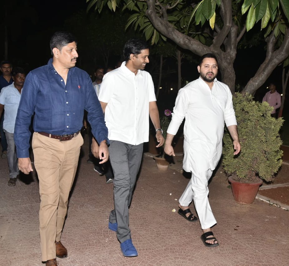 yadavtejashwi's tweet photo. भारतीय बैडमिंटन टीम के मुख्य कोच एवं पूर्व ओलंपियन पुलेला गोपीचंद जी से आवास पर मुलाकात हुई।उन्होंने बिहार की नई खेल नीति और खेलों को बढ़ावा देने के प्रयासों को खूब सराहा।हमारी सरकार बिहार में खिलाड़ियों को विश्वस्तरीय सुविधाएँ प्रदान करने एवं खेलों के विकास को लेकर प्रतिबद्ध है। https://t.co/uhtG9S6AQf