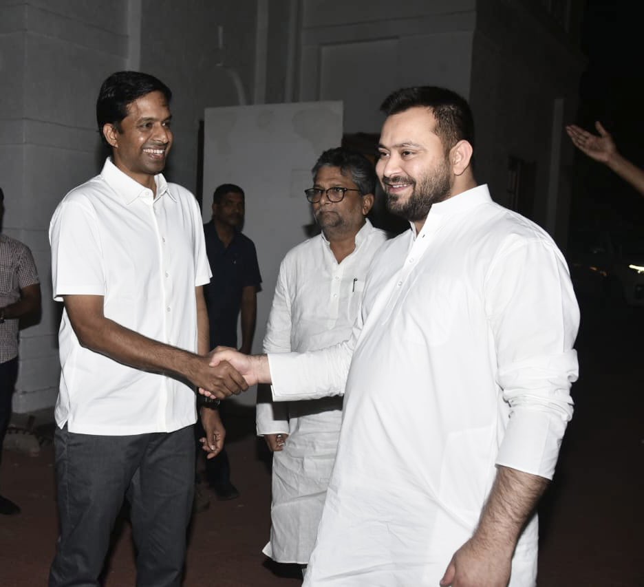 yadavtejashwi's tweet photo. भारतीय बैडमिंटन टीम के मुख्य कोच एवं पूर्व ओलंपियन पुलेला गोपीचंद जी से आवास पर मुलाकात हुई।उन्होंने बिहार की नई खेल नीति और खेलों को बढ़ावा देने के प्रयासों को खूब सराहा।हमारी सरकार बिहार में खिलाड़ियों को विश्वस्तरीय सुविधाएँ प्रदान करने एवं खेलों के विकास को लेकर प्रतिबद्ध है। https://t.co/uhtG9S6AQf