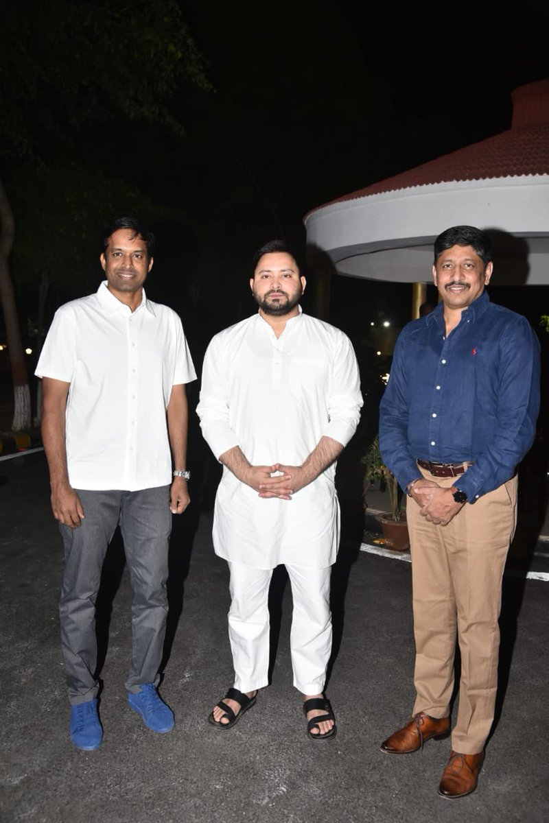 yadavtejashwi's tweet photo. भारतीय बैडमिंटन टीम के मुख्य कोच एवं पूर्व ओलंपियन पुलेला गोपीचंद जी से आवास पर मुलाकात हुई।उन्होंने बिहार की नई खेल नीति और खेलों को बढ़ावा देने के प्रयासों को खूब सराहा।हमारी सरकार बिहार में खिलाड़ियों को विश्वस्तरीय सुविधाएँ प्रदान करने एवं खेलों के विकास को लेकर प्रतिबद्ध है। https://t.co/uhtG9S6AQf