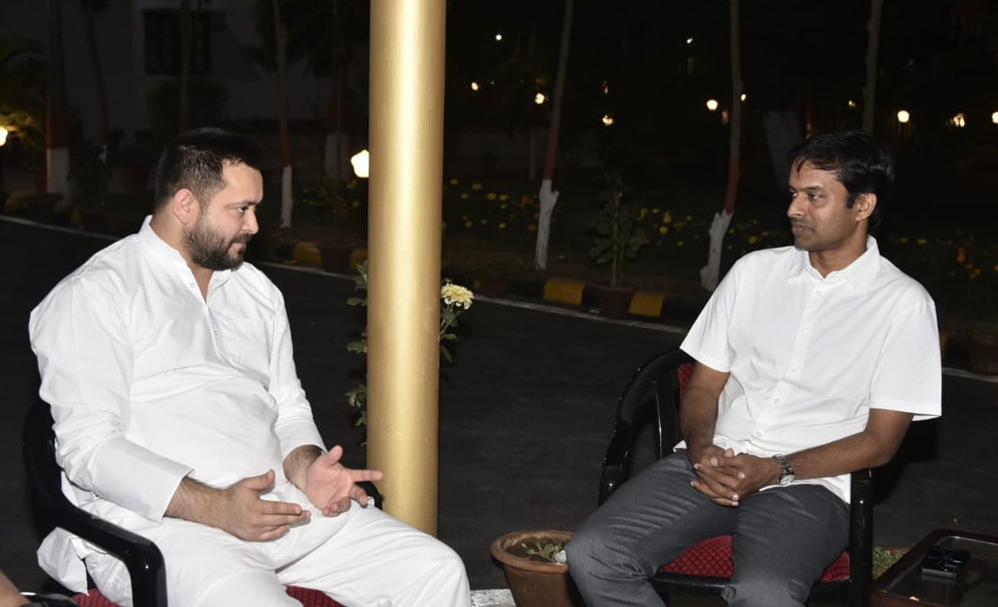 yadavtejashwi's tweet photo. भारतीय बैडमिंटन टीम के मुख्य कोच एवं पूर्व ओलंपियन पुलेला गोपीचंद जी से आवास पर मुलाकात हुई।उन्होंने बिहार की नई खेल नीति और खेलों को बढ़ावा देने के प्रयासों को खूब सराहा।हमारी सरकार बिहार में खिलाड़ियों को विश्वस्तरीय सुविधाएँ प्रदान करने एवं खेलों के विकास को लेकर प्रतिबद्ध है। https://t.co/uhtG9S6AQf