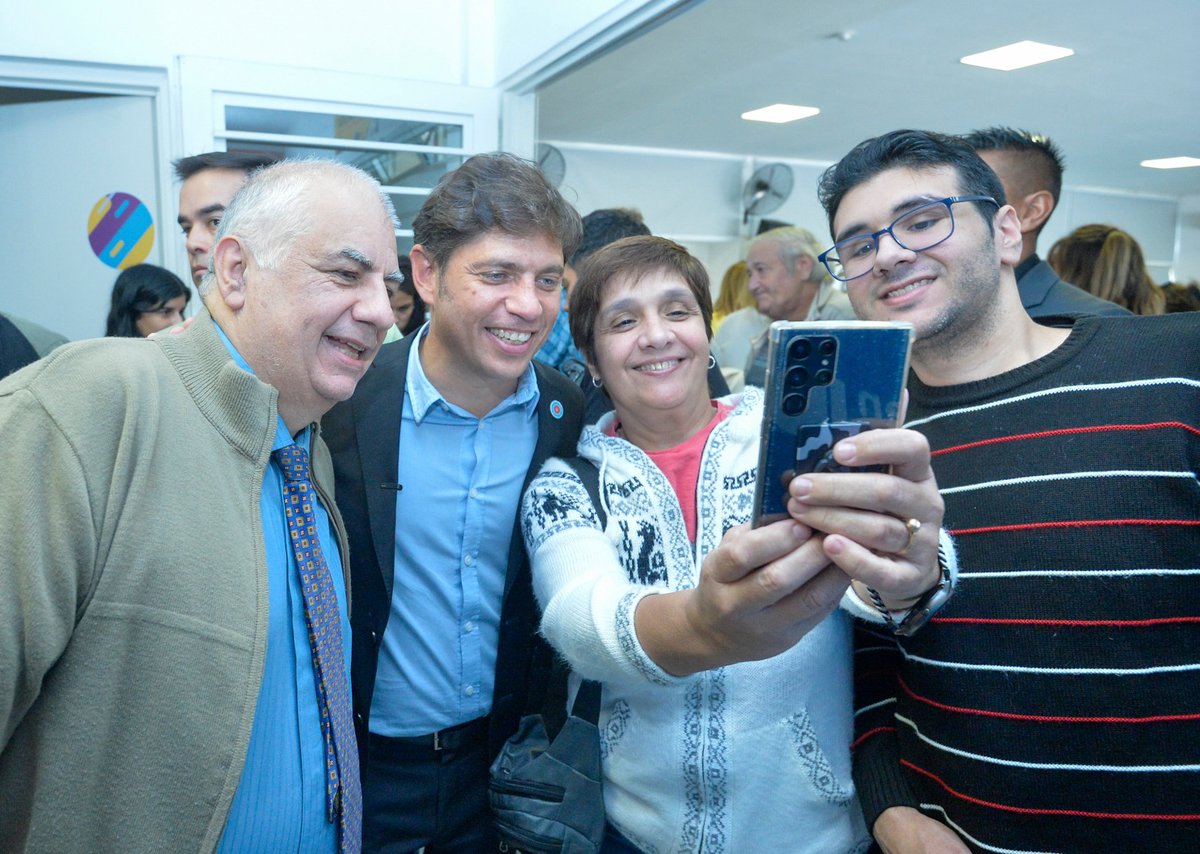 AgenciaComBA's tweet photo. 🏘️ #Bolivar: El Gobernador Axel Kicillof entregó 122 títulos de propiedad gratuitos en Bolívar

Fue en un acto encabezado por el gobernador ,el intendente Marcos Pisano y el senador Eduardo Bucca. https://t.co/lT3ByCrzsV

#Propiedades #AxelKicillof #LABBO #Titulos #ComBA https://t.co/tXBqYawQdj
