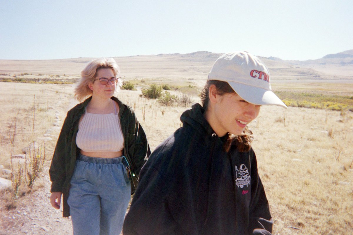 pictoriavark's tweet image. 1 year of the vark under my belt 😭😭 thank you for everything always and being part of it. it was a hard but good one - i’m so grateful for all of it.

a tour diary from our run with @sweetpilll + @ladisputeband are up now on @wormbrainworld with some thoughts on it all ♥️