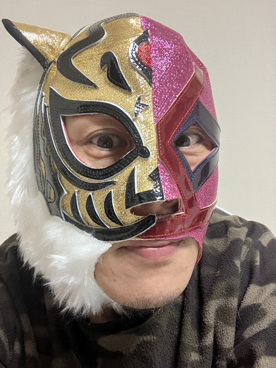 aerobikamen's tweet photo. @maskmaking 
お題は漫画のヒーローですっけ😓？
その予定で作ったんじゃないけど
一応、三月に作ったからこれで勘弁😂
タイガーマスクとビジャノのハーフ✨
初代タイガー全盛時の対決が描かれたコアチョコTさんのシャツからインスパイアされて作りました😆

販促宣伝にこのマスク
どうでしょう😏？ https://t.co/iYJGDFHjVm