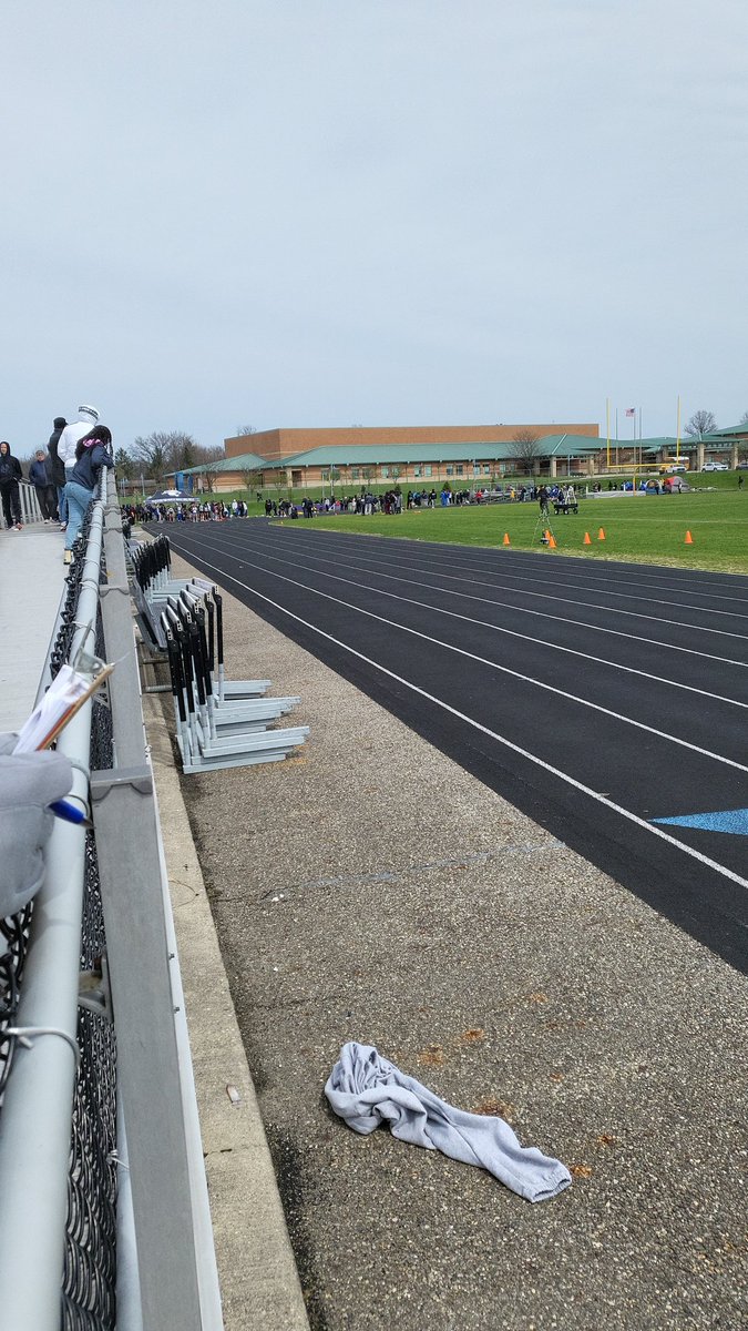 Watching the girls 100 dash at Pickerington North. GO CRUISERS #IGTBAC @Cruiser_Sports @GMHS_IGTBAC_GM