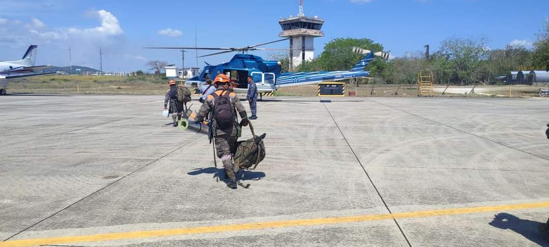 AbnerMendez2's tweet photo. Con helicóptero refuerzan combate de incendios en Petén 

Dos helicóptero de la Fuerza Aérea Guatemalteca (FAG) con el sistema  Bambi  Bucket apoya las labores para sofocar los incendios forestales que se registran en la Reserva de la Biósfera Maya. https://t.co/7lgzo6p3SL