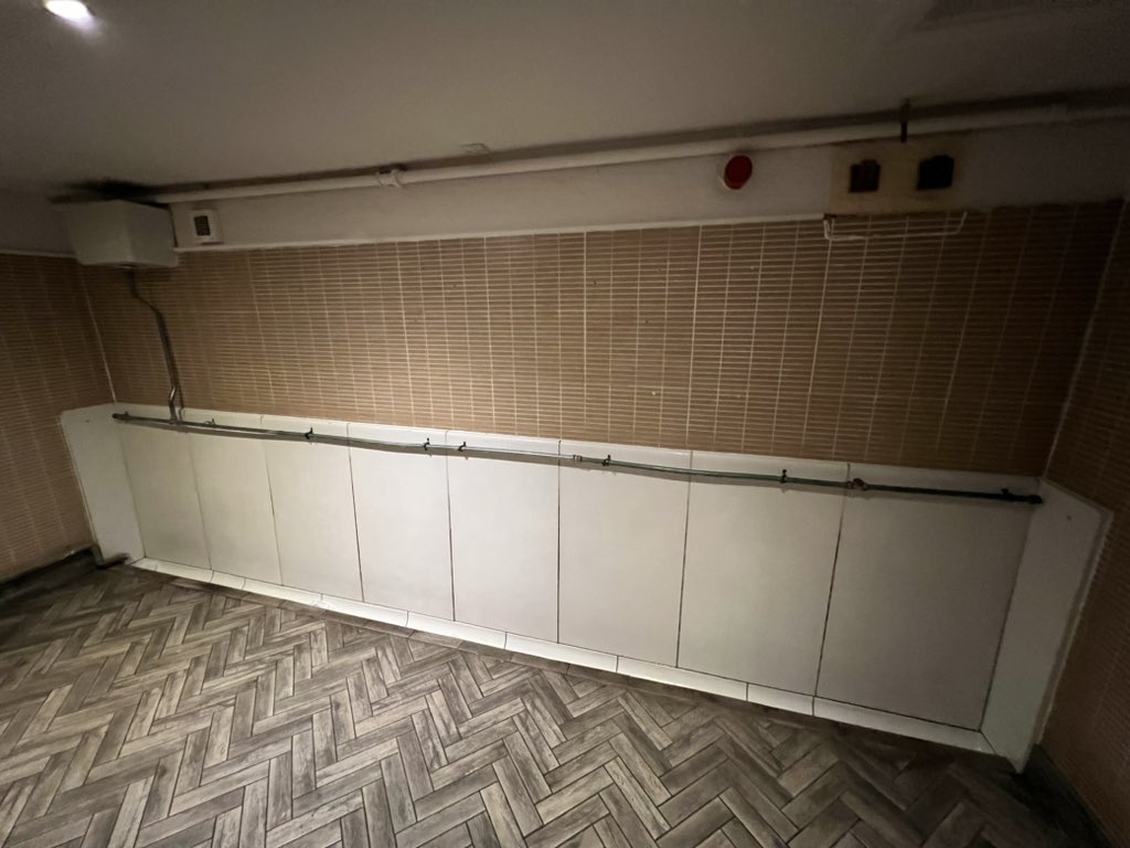 ThatUrinal's tweet photo. The Fox and Crown, Sutton-in-Ashfield. 

A very long trough in what can only be described as a very liminal space. 

2/10. https://t.co/TtyaMIVUyx