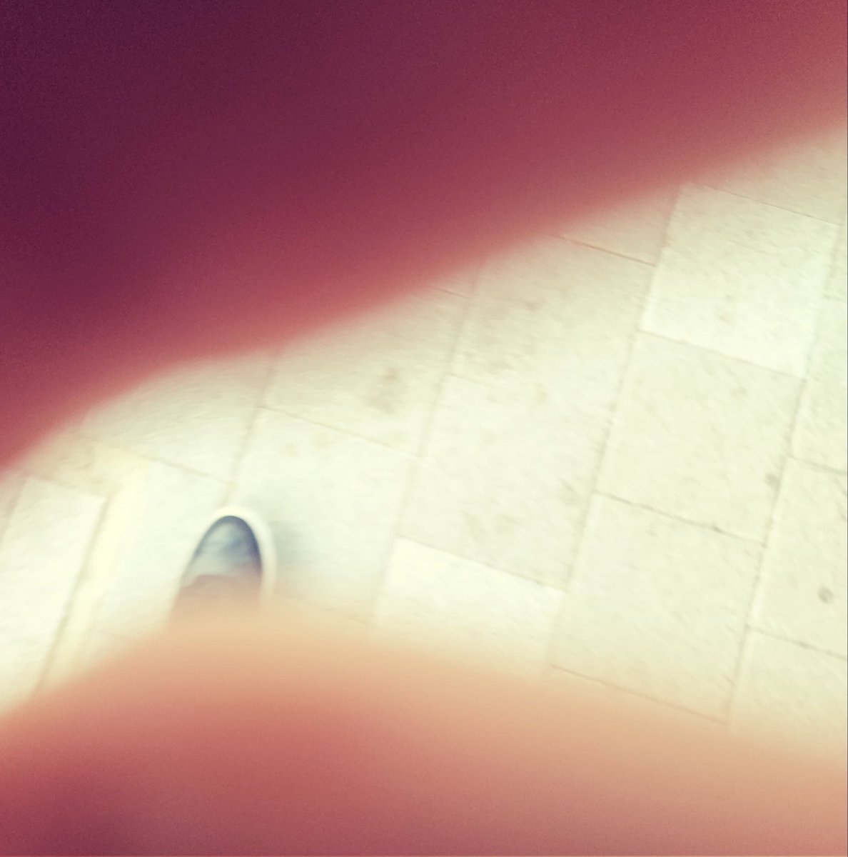 이별이란 세상 모든 것이 사라지는 것이 아니었다. 모든 것이 그대로인데 사람 하나 보이지 않는 그것이었다. 고개 들어보니 사람 하나 세상 모든 곳에 존재하였음을 깨닫게 되는 것이다. 골목 하나가 세상이었고, 노래 하나가 세상이었다. 이별은 세상의 다른 정의였다.