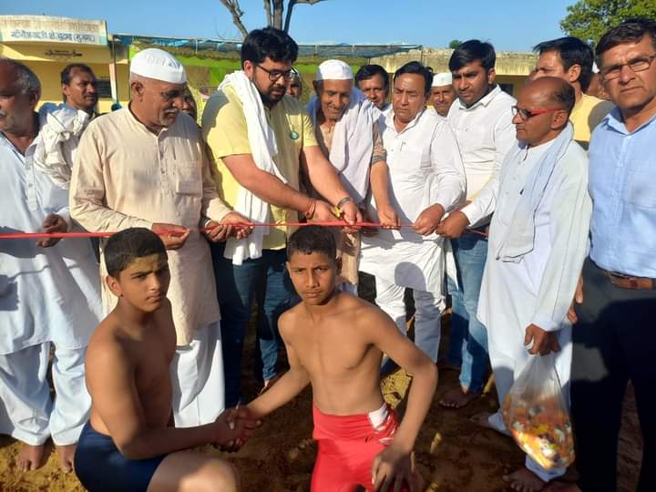 GouravTikaitBKU's tweet photo. आज दिनाँक 8 अप्रैल को जनपद मुज़फ्फरनगर के कस्बा सिसौली में #हनुमान_जन्मोत्सव के उपलक्ष में #शोभायात्रा और ग्राम गढ़ी नोवाबाद में #दंगल का शुभारंभ करने का सौभाग्य मिला।
@ANI @PTI_News
@OfficialBKU @OfficialBKU https://t.co/wYjDzNMaSR