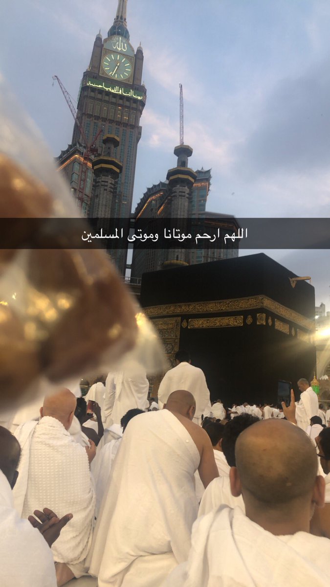 SaudiNews50's tweet photo. في موقف مؤثّر ومعبّر..

وفاة معلم بعد تأديته العمرة يوم أمس الجمعة أثر تعرّضه لحادث مروري..انهى عمرته ثم التقط صورة للكعبة المشرّفة ثم رحل.

- https://t.co/J52xdmkufC