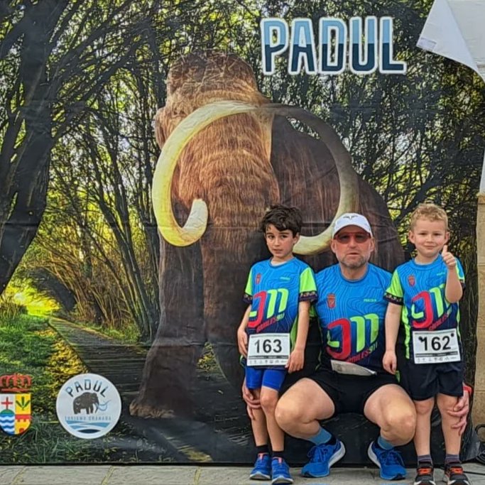 joanpebla's tweet photo. Un sábado pipa en Padúl. Carrera internacional del Mamut con mis zagalillos! 🤩🤩 https://t.co/NPlP0exEWN