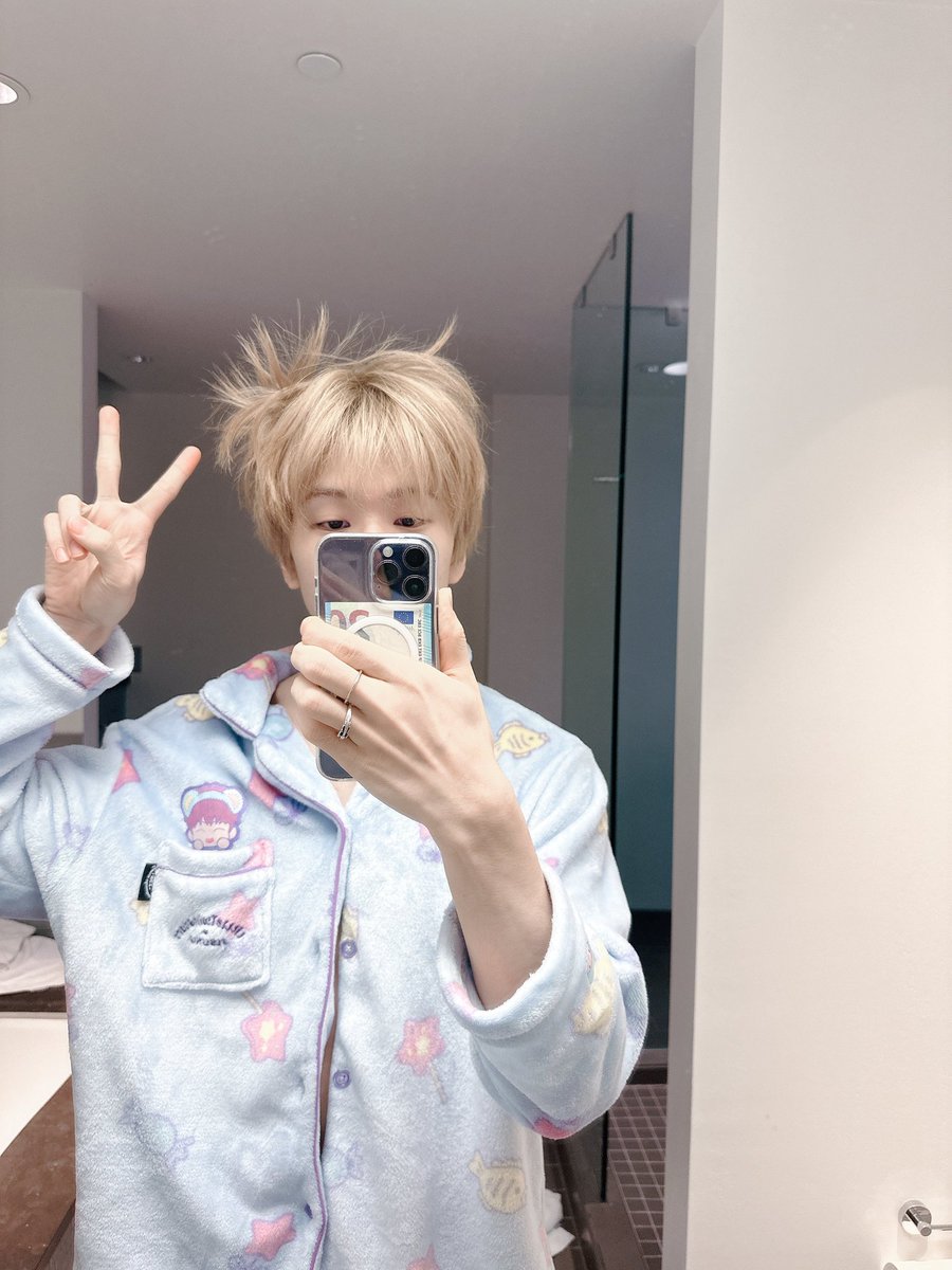 หม่ามี๊💬
: จิตองตื่นรึยัง 
                                                  จิตอง💬
                                      : ตื่นแย้ว
หม่ามี๊💬
: ส่งหลักฐานมาให้แม่ดูด้วย
                                                  จิตอง💬
                                      : ก้ด้ะ -з-