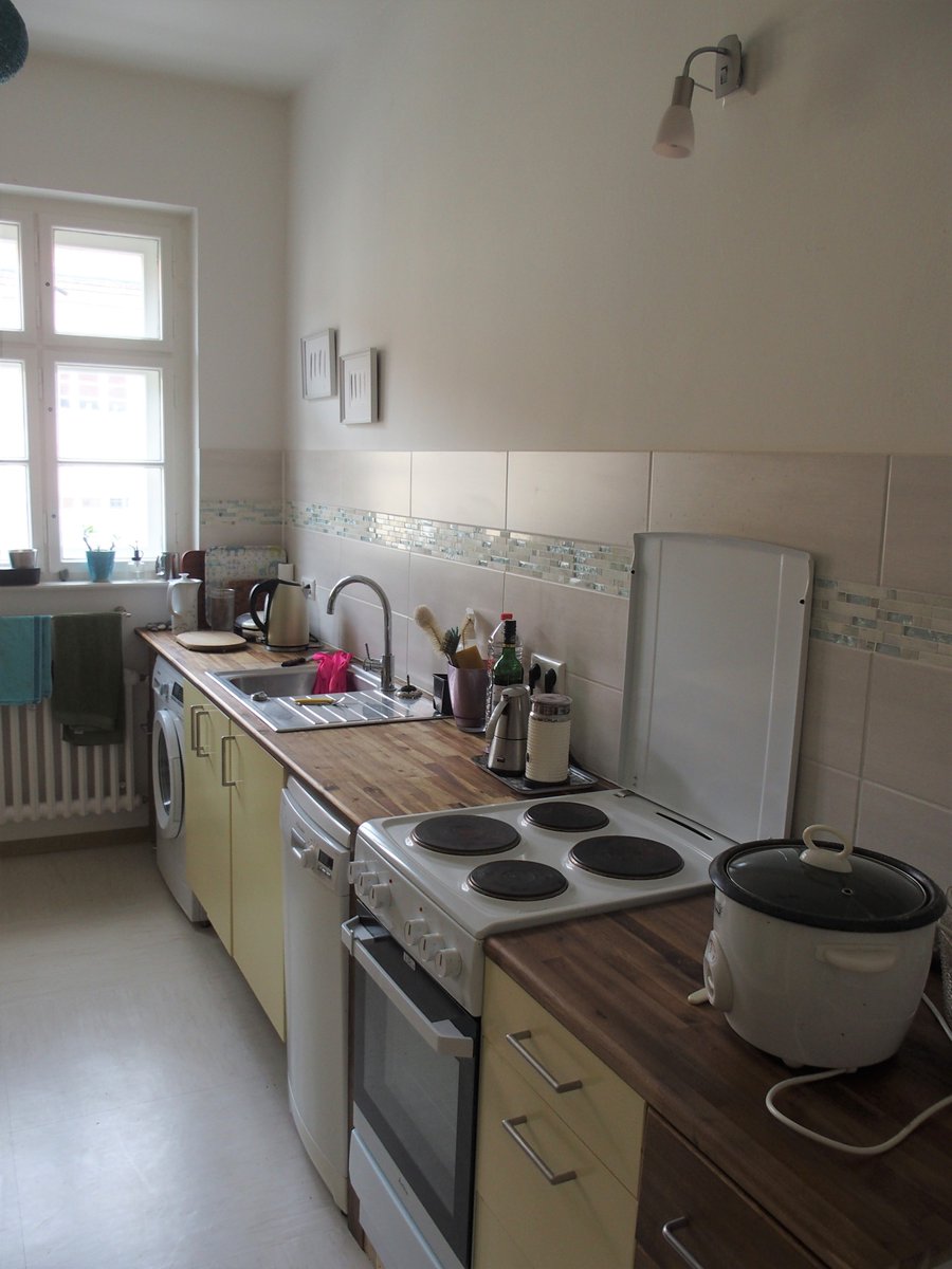 Muschelfinderin's tweet photo. #ikeapril #küche #ausaltmachneu
Und nochmal mein eigenes Beispiel: Meine alte, gelbe Ikea-Küche ist über 20 Jahre alt. Damit bin ich schon zweimal umgezogen. Die Fronten gibt es nicht mehr, teilweise haben sich auch die Abmessungen verändert. Und jedes Mal passte dann was (1/2).. https://t.co/3Hv7PJmDkJ