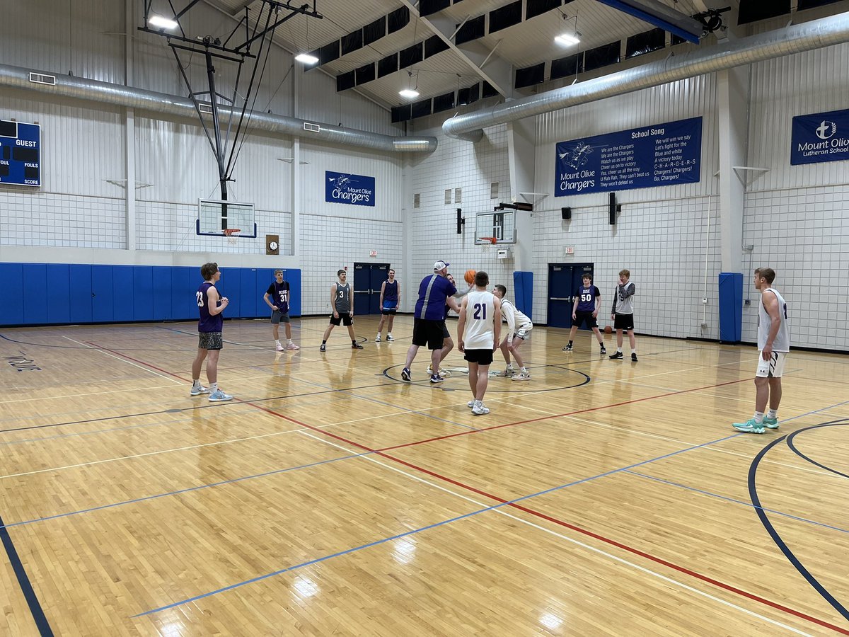 KoryKettner's tweet photo. Alumni day tipping off! Good to see the fellas again! #RiseGuys #RiseFam https://t.co/q1YBd5BYEb