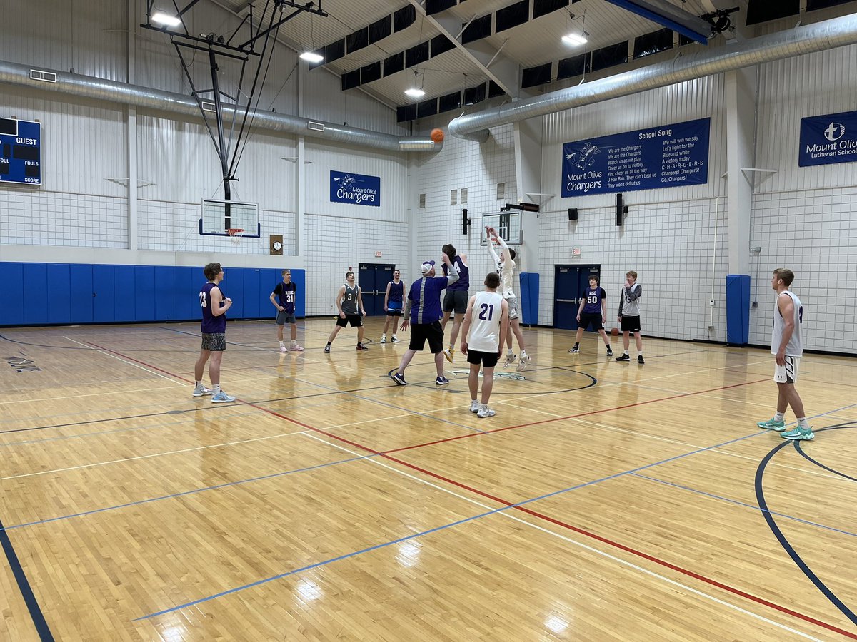 KoryKettner's tweet photo. Alumni day tipping off! Good to see the fellas again! #RiseGuys #RiseFam https://t.co/q1YBd5BYEb
