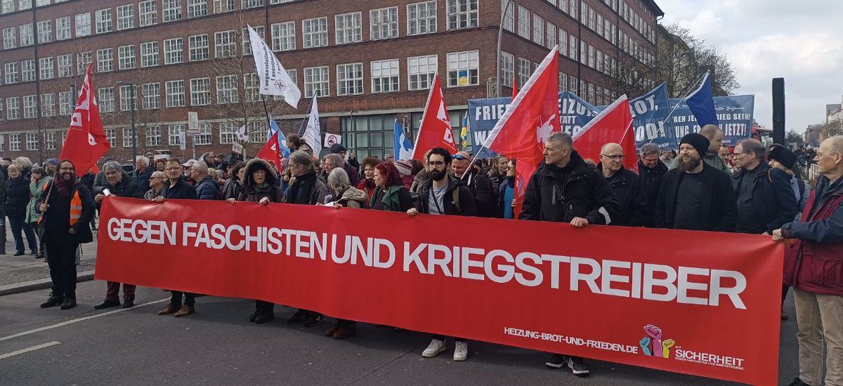 Gemeinsam mit zahlreichen Friedensaktivist:innen haben wir heute auf den Straßen Berlins für den Frieden demonstriert. 

Es gilt den Frieden zu gewinnen, nicht den Krieg! 

#b0804 #Ostermarsch