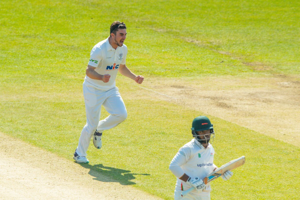 A bit of day 3 action between <a href="/YorkshireCCC/">Yorkshire CCC</a> &amp; <a href="/leicsccc/">Leicestershire CCC 🦊</a> 

#Yorkshire #Leicester #yorkshirefamily #YORvLEI <a href="/Tommo455/">Jordan Thompson</a>