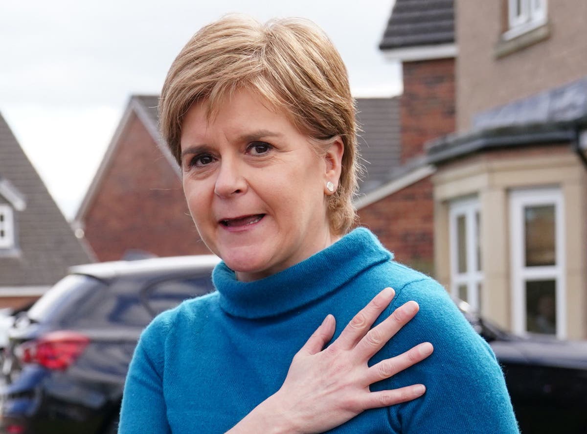 Poor @NicolaSturgeon looks done in 🥺

People need to just leave her alone now it's not fair to put her through this you can just see how she is feeling with the hand in a self protecting position.😢
#mediahounds
#invasionofprivacy
#EnoughIsEnough 
#nicolasturgeon