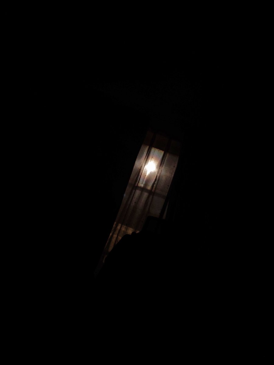 白妙の 絹の囁き 覗き来ゆ
 夜の戸帳に 浮る温みよ