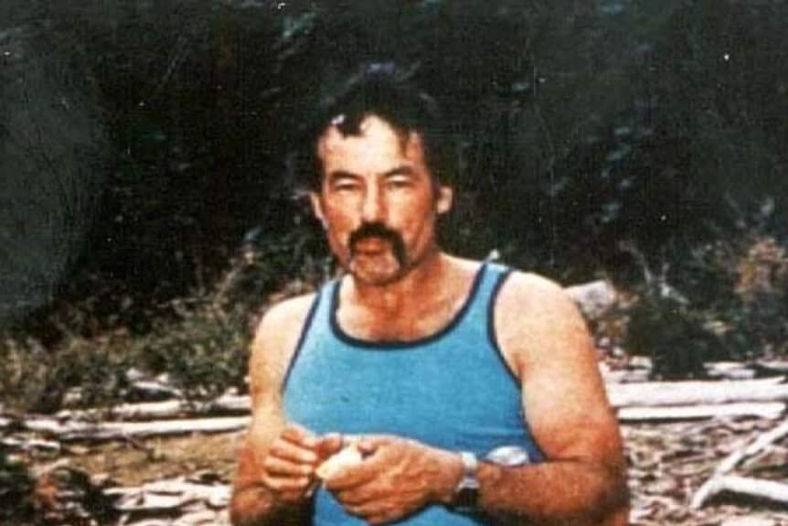 El asesino en serie australiano Ivan Milat se cortó una vez su propio dedo con un cuchillo de plástico con la intención de enviarlo al Tribunal Superior de Australia. 

También hizo una huelga de hambre durante su encarcelamiento, en un intento fallido de que le dieran una Play.