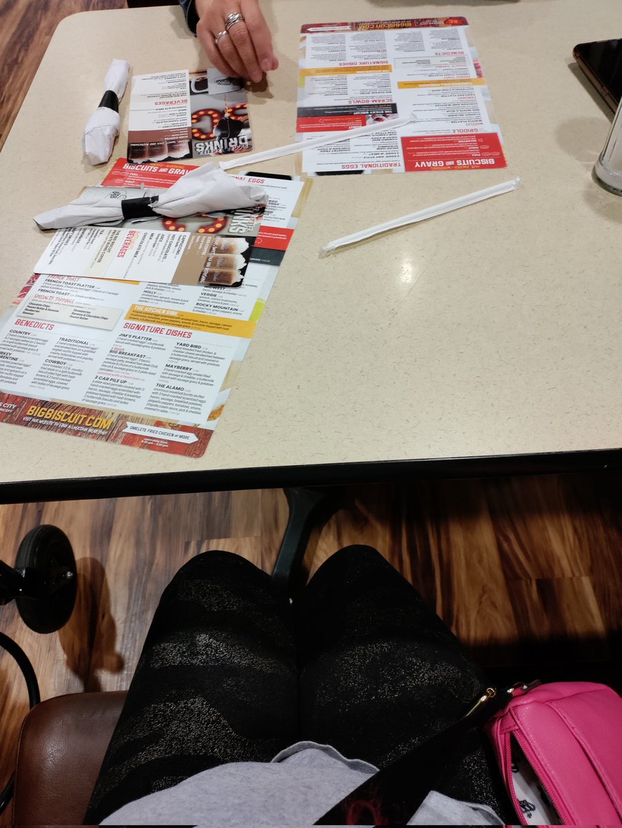 SassySpoonie's tweet photo. This restaurant got those Foodie Beauty size booths... #Icantreach #skinnyprivilege https://t.co/nkpOQa8S80