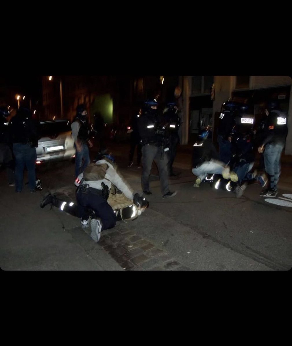 ncom_revolution's tweet photo. Unsere Genoss*innen von den Street medics Lyon wurden heute Nacht von Bullen überfallen und ihre Notfallausrütung geklaut.

Angriffe auf Demosanis sind nix neues das Ziel ist immer das selbe: Einschüchterung von Sanitätskräften 1/2

https://t.co/1STHO9myYm https://t.co/IqdpGBHuM7