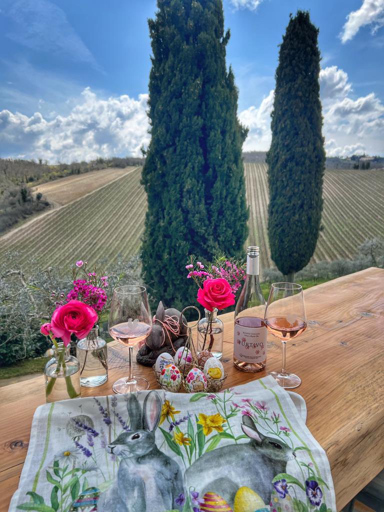 Easter vibes at Querceto 🌸🐣Sending joyful  sweet thoughts for a happy, hoppy Easter filled with sunshine, spring colors, tasty treats &amp; wine-filled glasses! Buona Pasqua a tutti 💕🥚🌸
Grazie 1000 <a href="/LisaBranc/">This Tuscan Life</a> for the most lovely, hand-painted Easter eggs 🎨🥚