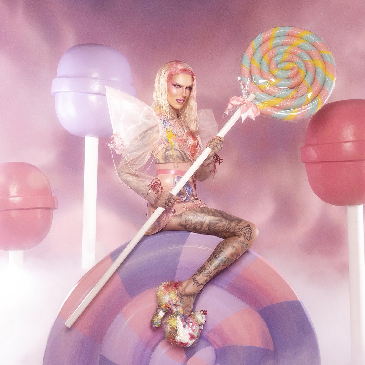 Introducing the #CottonCandyQueen Collection!!! 🍭💖 We have new formulas in this collection, including my highly anticipated #MagicCandy liquid blush &amp; FIRST ever makeup primer (that’s foaming!!!!) 🍬

WATCH:  instagram.com/reel/CqyHbxYpR…