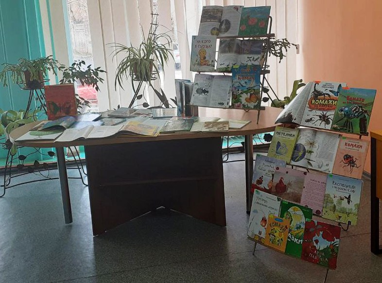 hobd21's tweet photo. 7 квітня у «Вернісажі у фойє» Бібліотеки на Алчевських відбулося відкриття відразу двох виставок: колекції комах «Зоошарм» та дитячих малюнків «Майбутнє планети у наших руках». https://t.co/K3QABHDlnS https://t.co/LrdpV6U1Xq