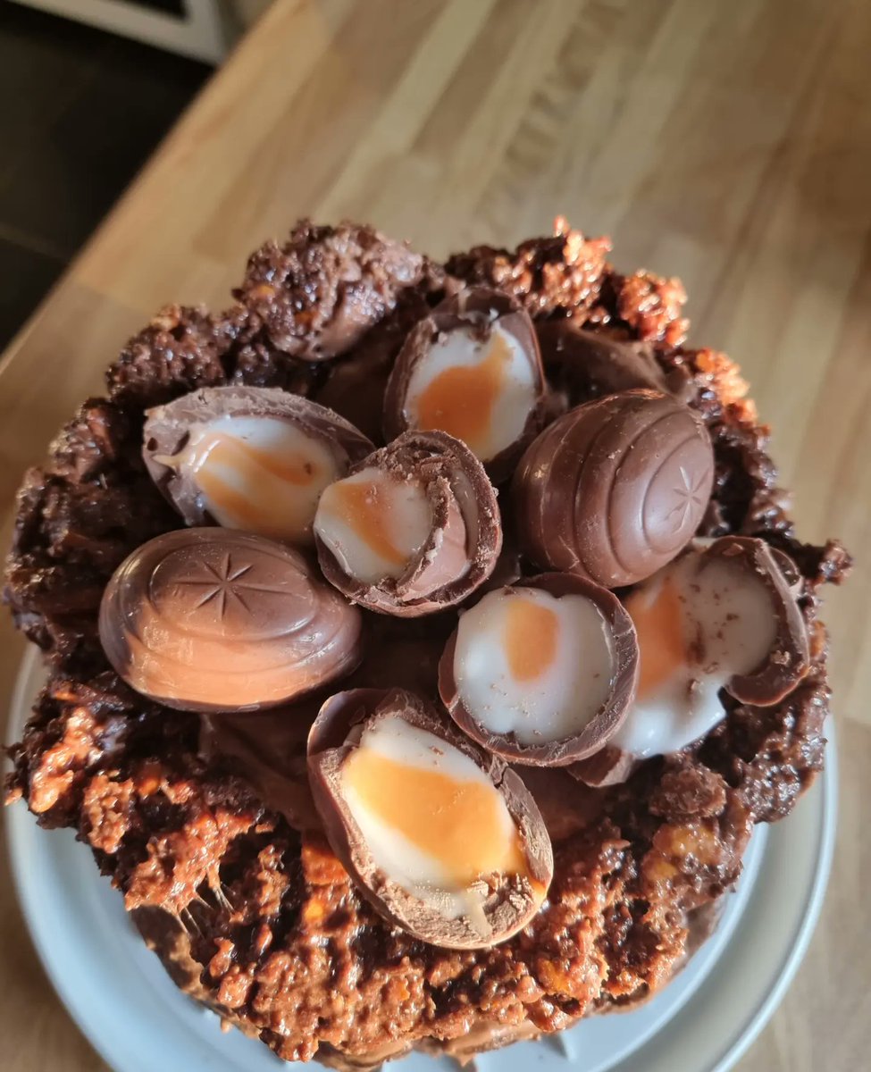 PaulChuckle2's tweet image. Finished!! My first ever Easter cake ... and by the way its supposed to look like that 😂