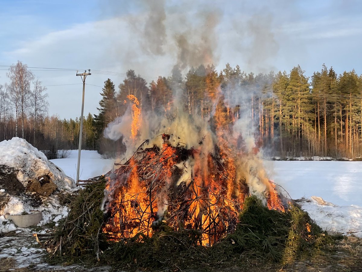 Kyllä komiasti taas palaa #kokko #pääsiäiskokko #eteläpohjanmaa #Lehtimäki Pieniä noitia siinä kovasti kierteli ympärillä. Vähän jäi arveluttamaan ehtikö ne pahoja taikoja langettaa 🤔