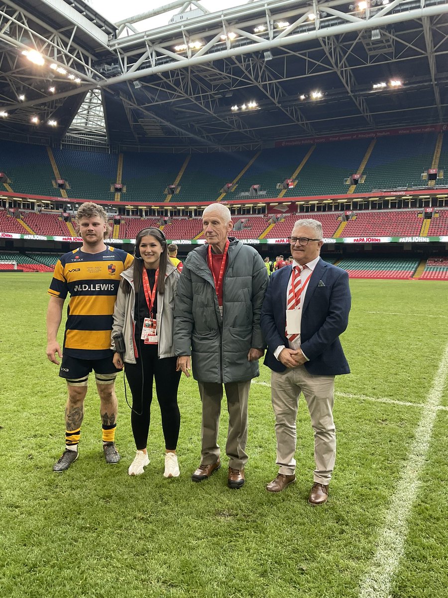 Dathlu ymddeoliad Peter Young o atgyfeirio. 35 mlynedd arbennig, diolch Peter! Celebrating Peter Youngs retierment of refereeing. An outstanding 35 years, thankyou Peter! #RTP23