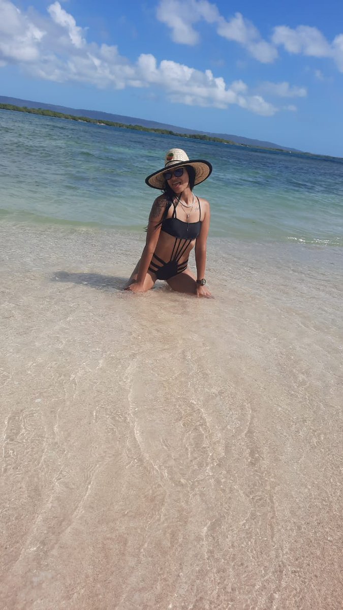 RoisConrado's tweet photo. Disculpen por tenerlos abandonados, espero que m piensem mucho hoy ♥️🔥🔥 
#playa #Venezuela #FelizSabado #SemanaSanta https://t.co/5TVpCbFeXz