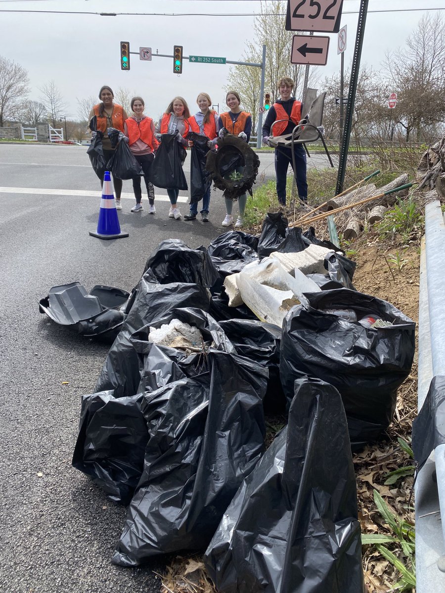 tgavin_tim's tweet photo. EA working to clean up 252! Vestry, Community Service, CRC Watersheds working together! https://t.co/37OW9jOIHV