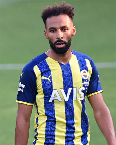 TopunuzGelinCom's tweet photo. Kulüpteki en dertsiz insan taraftarın yarısı bu adamın bizden olduğundan habersiz diye tepki gösteremiyor, oynamadığı için ıslık yemiyor, arada maçları tribünden izleyip evine dönüyor tertemiz yaşam... https://t.co/eCZFDIq3lK