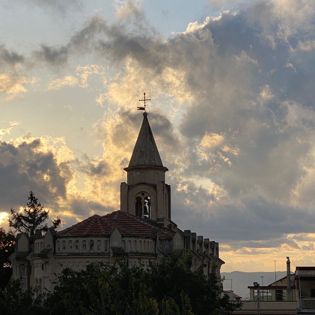 […]
Santa Maria, donna del Sabato santo, raccontaci come, sul crepuscolo di quel giorno, ti sei preparata all’incontro col tuo figlio Risorto.

Don Tonino Bello
