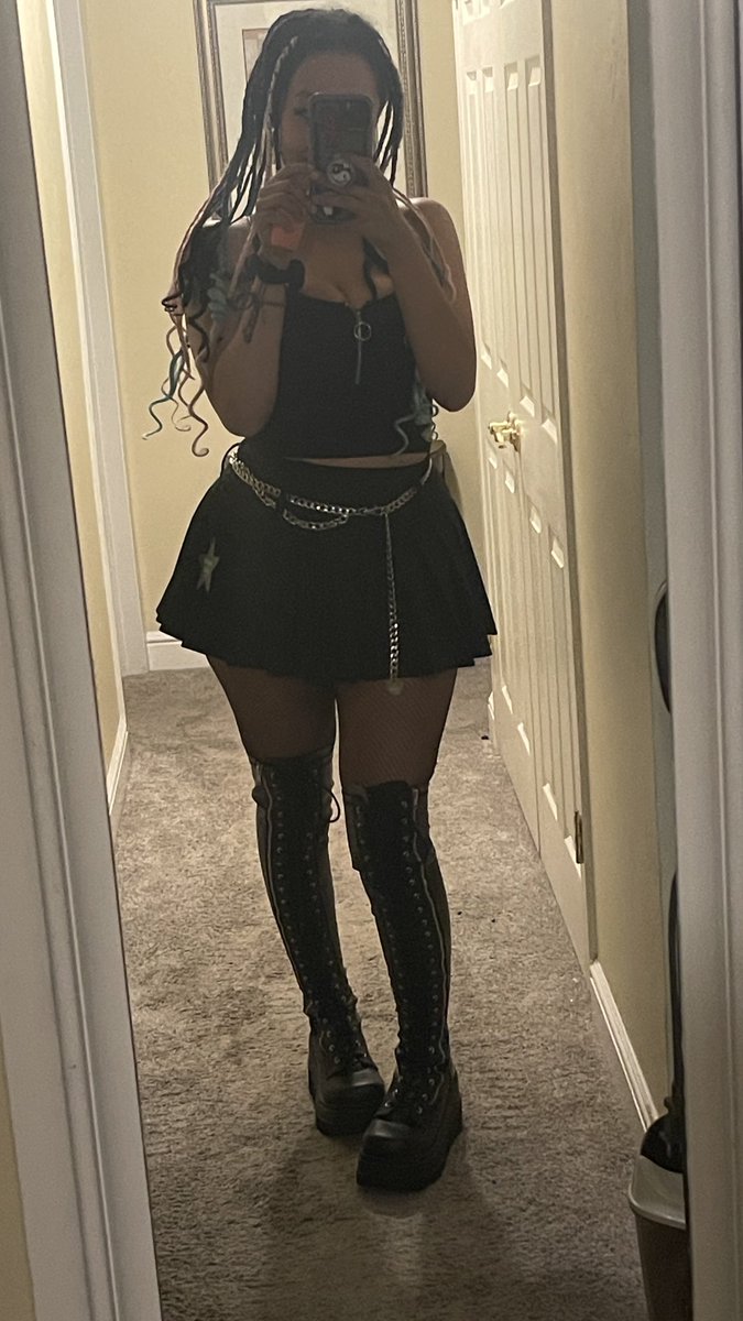 notmadeofmoney's tweet photo. Felt ugly all day so I bought the sluttiest skirt from forever twin e one https://t.co/Ui1gKlkDGv