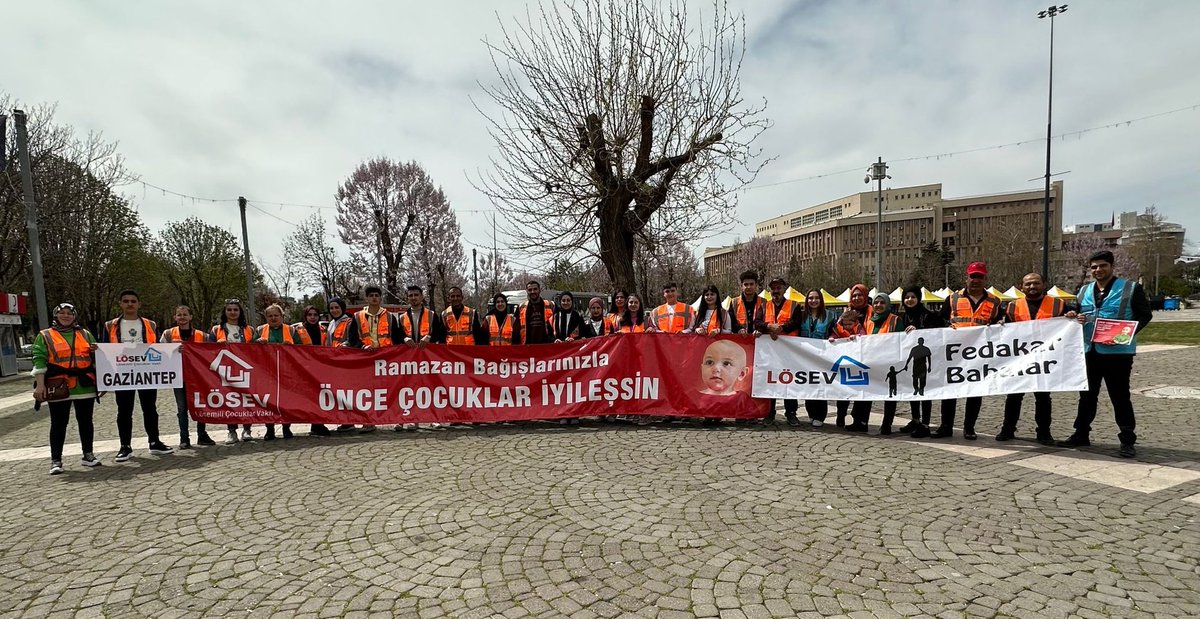 BusraGungorSHU's tweet photo. Fedakar Babalarımız, Vefakar Annelerimiz, Gençlerimizle Sesimizi Daha da Yükselterek Gaziantep'te Seslendik : #ÖnceÇocuklarİyileşsin 
@losev1998 @ustunezer @hulya_unver @julidearifoglu https://t.co/Vi4pvCwGJ0