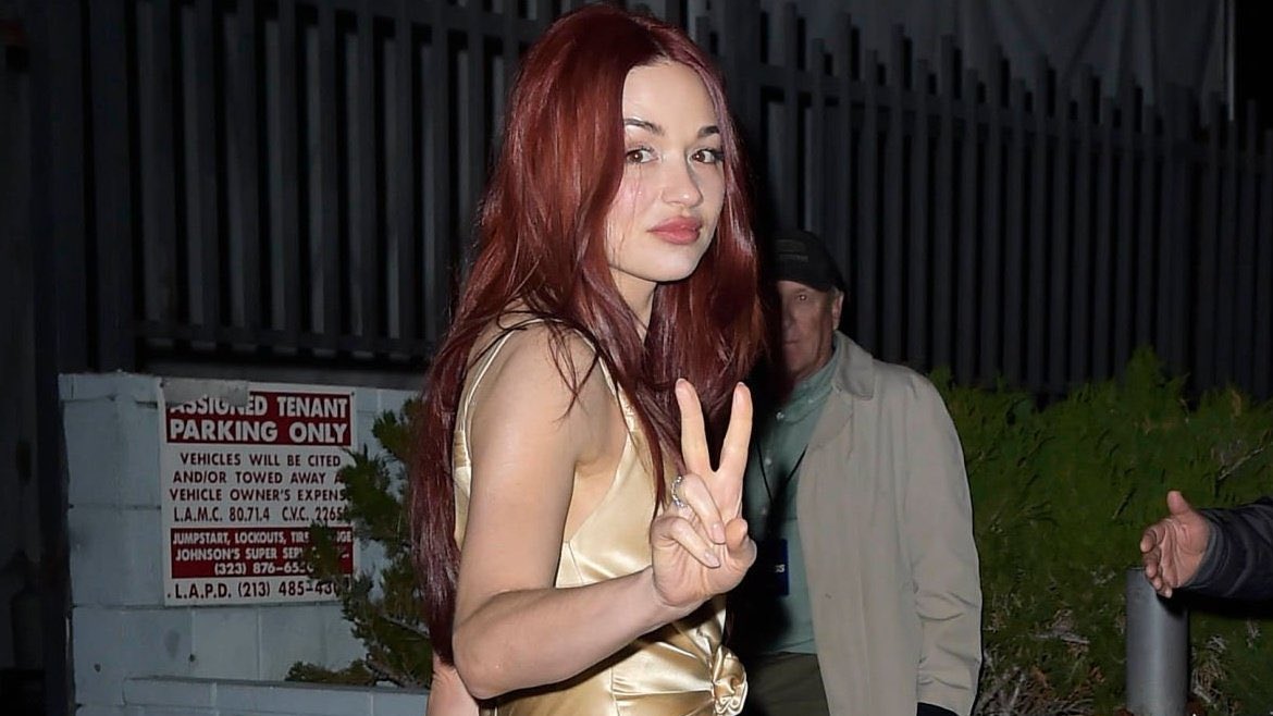 crystalsthinker's tweet photo. Crystal Reed throwing the peace sign ✌️ https://t.co/eIgHg3dZBq