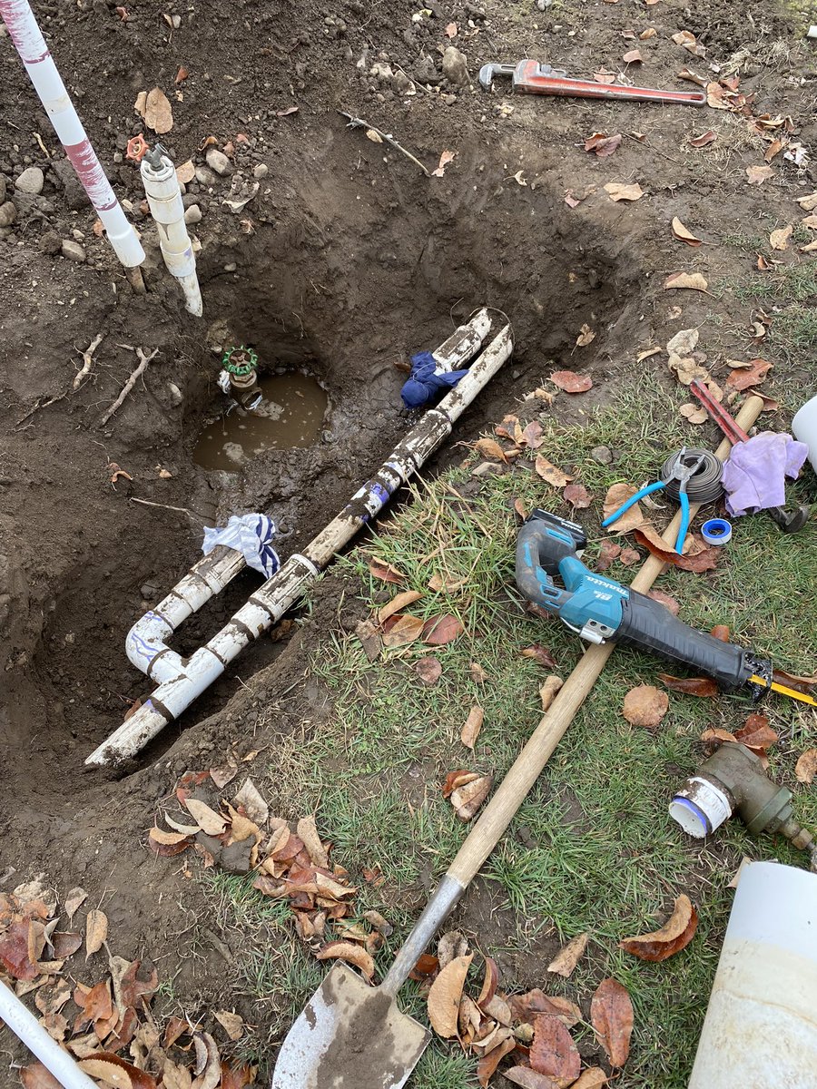 When it’s the long weekend and the irrigation parts store is closed, bailing wire and rags to keep the critters out of the pipes to the rescue. #farmeringenuity #canadianfarmers #bcapples
