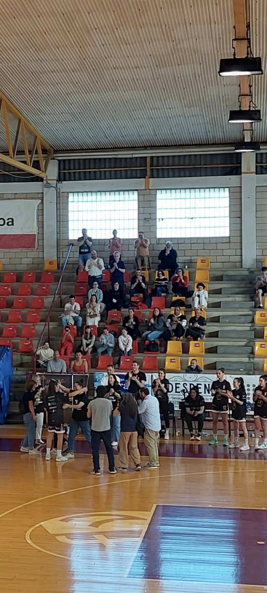 Despídese das pistas <a href="/saragomezf6/">sara gomez</a>.
Para os vilagarciáns, un espello. Para o basket, unha referencia.
Para os que algunha vez sentamos nun banco rival, un pesadelo.

Lembro o scouting de <a href="/BasiPampin/">pampíne💤</a>:
"Que no corra, que no tire. Si puede ser, que ni reciba".

Parabéns por tanto.