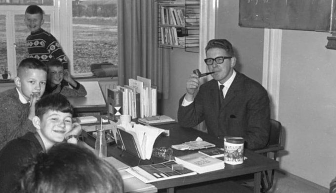 Rookte de leraar vroeger bij jullie ook gewoon in de klas ?
Achteraf kunnen we hem denk ik niks verwijten, men wist niet dat dit zo ongezond was