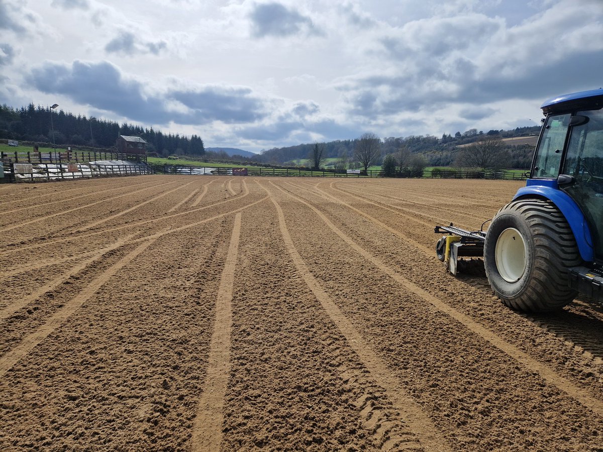 pcarey1980's tweet photo. Taking sand back from the kicker board and re-grading the sand arena at @tinahelyrc https://t.co/fBFpy57Zs3