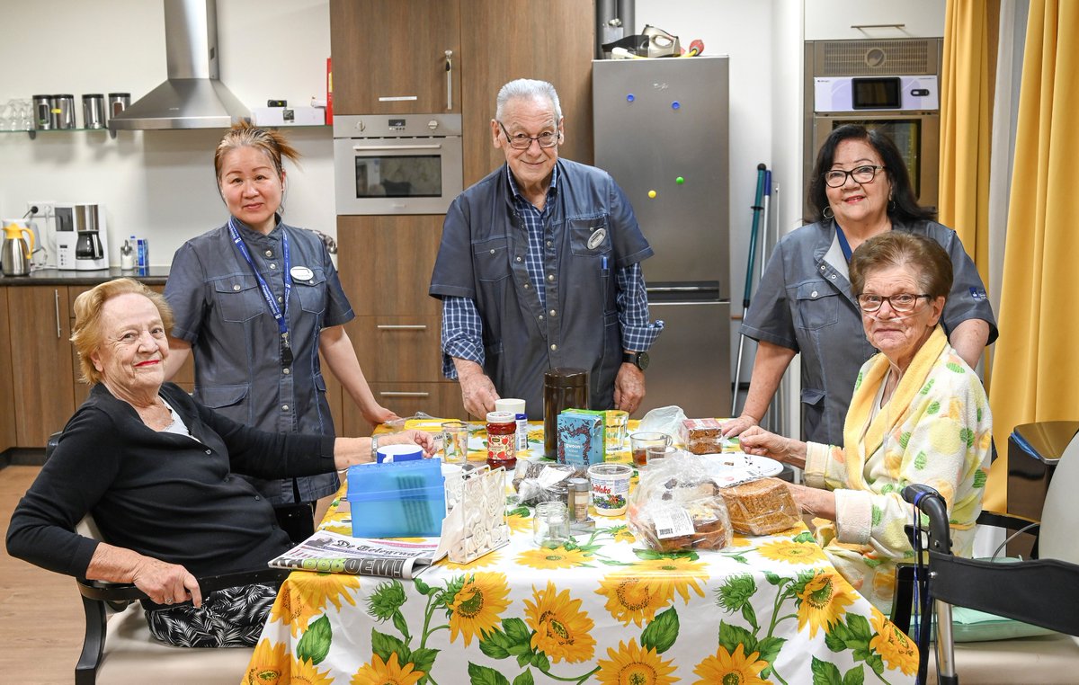 Na 8 jaar is Rinus gestopt met zijn #vrijwilligerswerk bij ons. Namens iedereen: "Rinus, bedankt voor al die mooie jaren als #vrijwilliger op onze afdeling. Geweldig hoe je ons en de bewoners geholpen hebt! Geniet van je 'vrijwilligerspensioen." #stichtingeykenburg