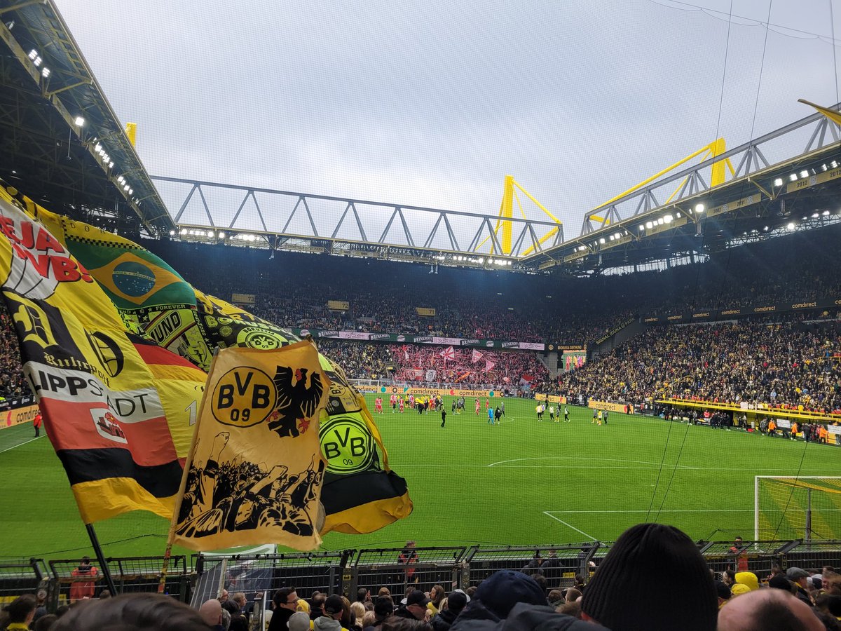 Juliane_BVB's tweet photo. Heimsieg💛 hach war das wieder schön! #BVB https://t.co/qlPS4B1giF