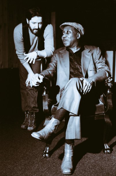 Blues harpist and singer Paul Butterfield and Muddy Waters in a recording studio, during the making of The Muddy Waters Woodstock Album in 1975. youtube.com/playlist?list=…
Photo by ©David Gahr