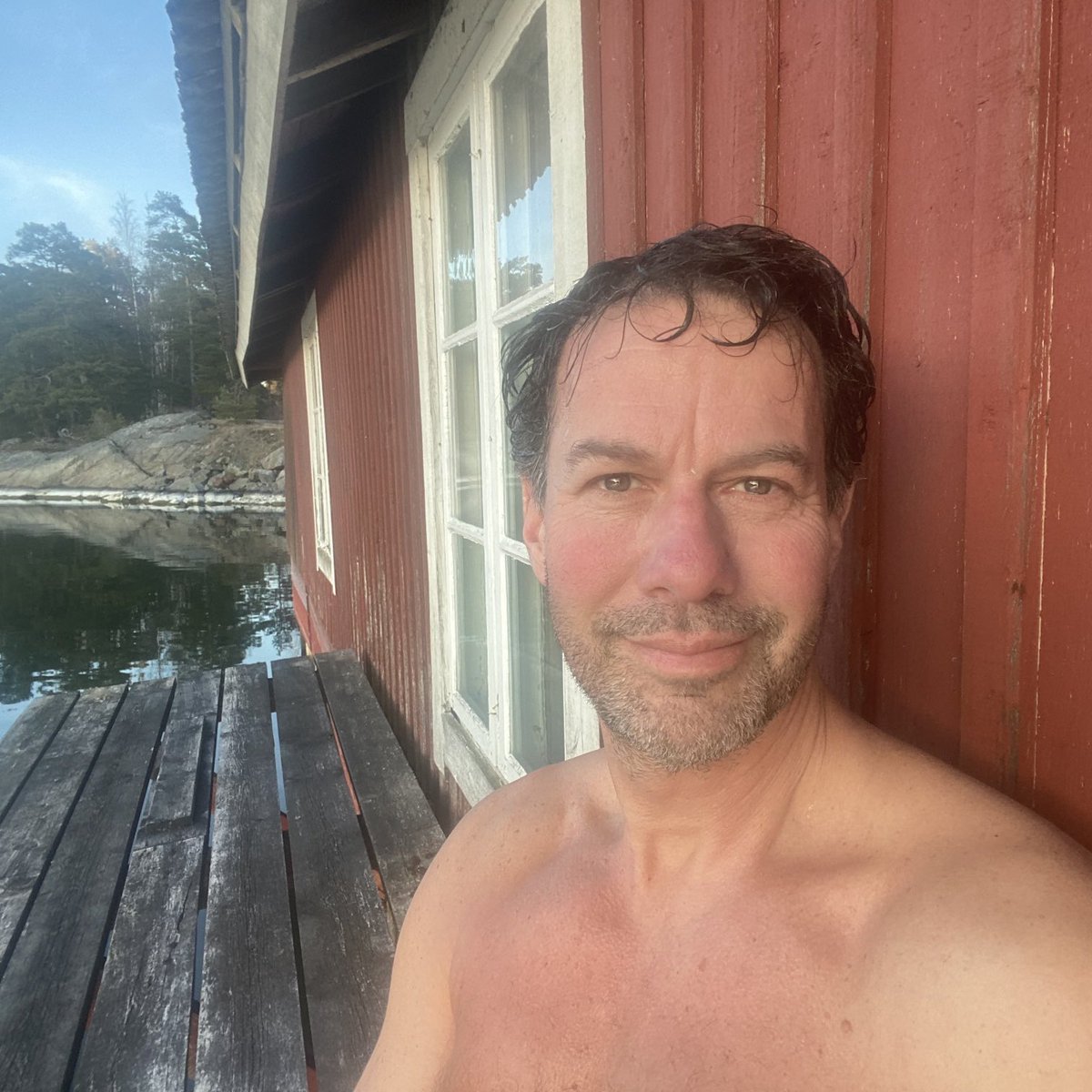 EFenvik's tweet photo. Även om kvällssolen inte når bastun i mitt båthus värmer både bryggan och väggarna skönt efter badet. Solen har strålat hela dagen och tillvaron tinar. Glad påsk! ❤️ https://t.co/4b3F3zHR96