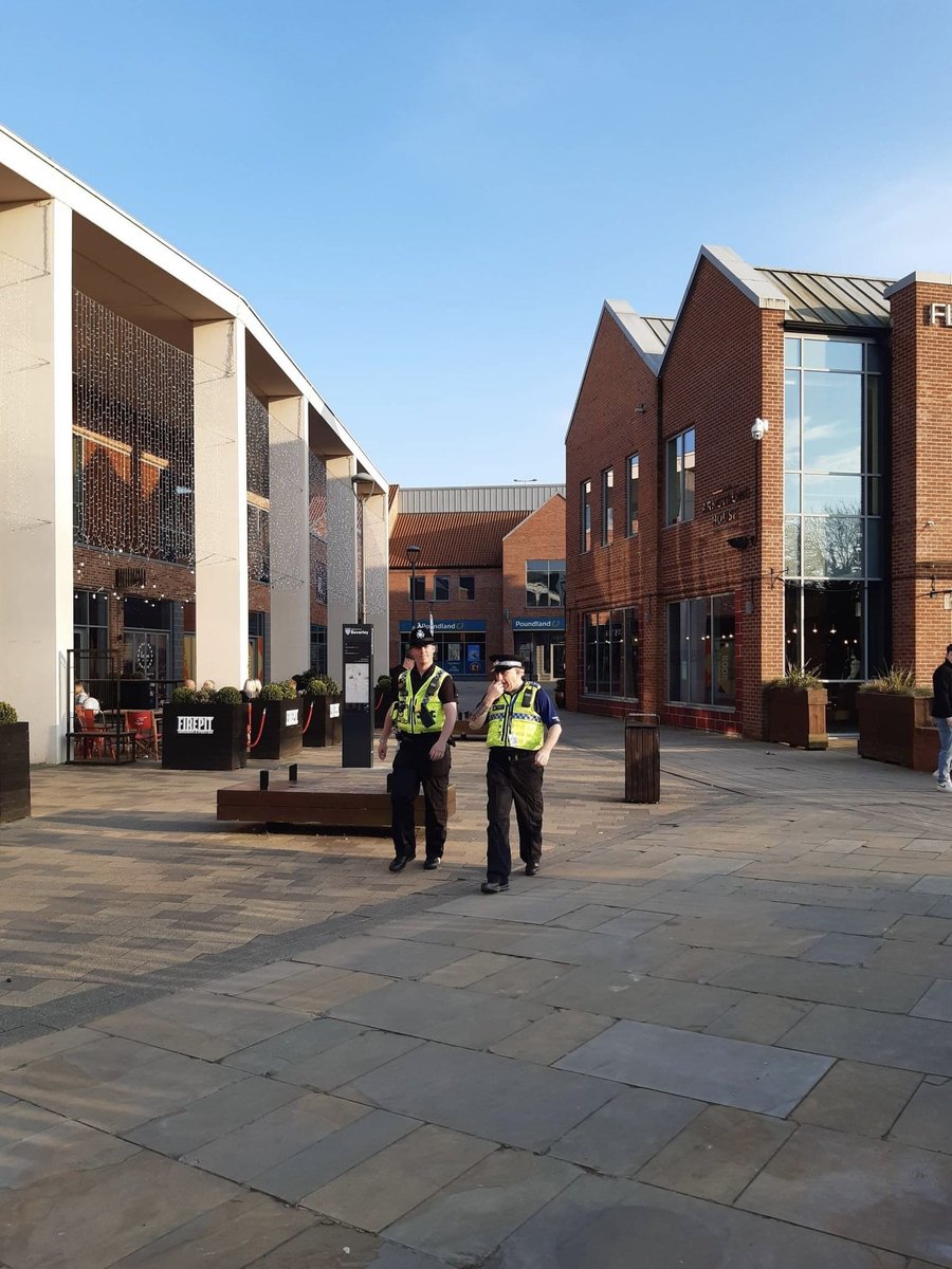 HumberbeatERYS's tweet photo. Your Beverley Neighbourhood Policing Team are on foot patrolling Flemingate as part of their Night Time economy taskings #HaveFunStaySafe #InYourCommunity https://t.co/9m1Gyysglz