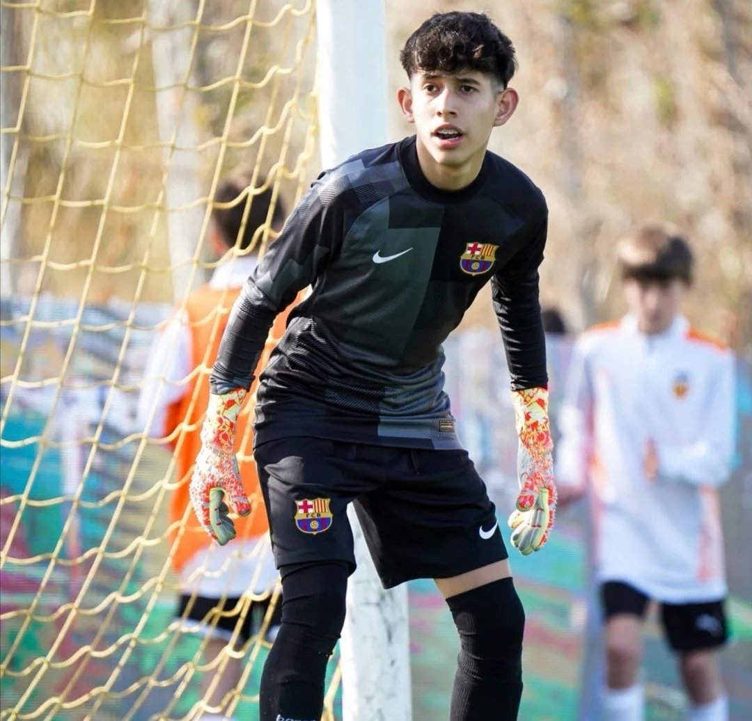 FutbolistasEn's tweet photo. ¡HISTÓRICO!  LA MASÍA 🇪🇦

➔👤 JUAN CARLOS MELGAR (2009), portero nacido en España de padres bolivianos (Santa Cruz), lleva en el FC Barcelona desde la Sub-6 y no ha perdido un solo partido en 7 años de Liga, ganando 165 partidos y empatando 8. https://t.co/E4FPgBBpTK
