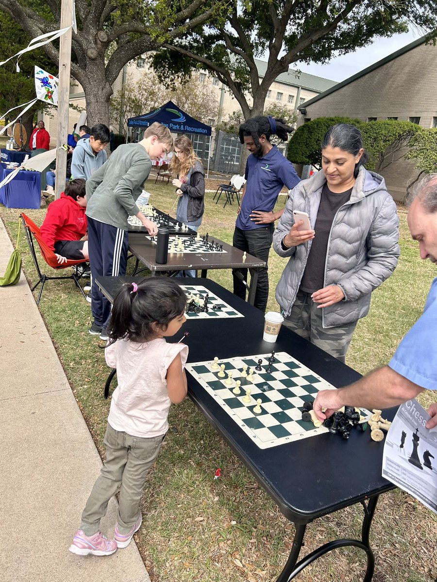 caraathome's tweet photo. Kite Day at Campbell Green Park - what a fun event! Thank you to the @DallasParkRec staff for coordinating such a fun activity for the community. 🪁 #D12 
#GoFlyAKite #chess 
@ExplorersDallas 
@NCNPODPD 
@risd #CTEprogram https://t.co/ISSGPlwmAt