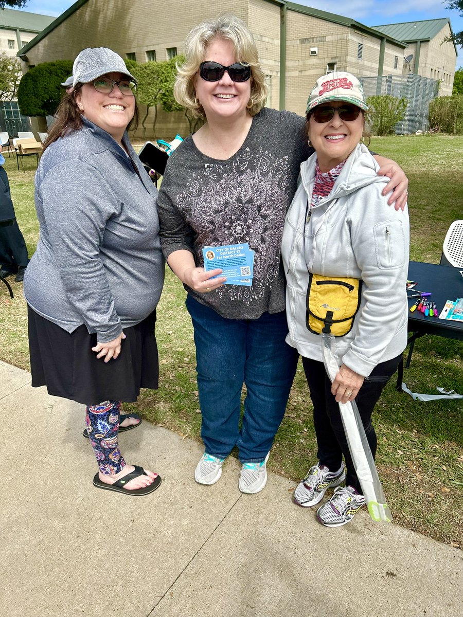 caraathome's tweet photo. Kite Day at Campbell Green Park - what a fun event! Thank you to the @DallasParkRec staff for coordinating such a fun activity for the community. 🪁 #D12 
#GoFlyAKite #chess 
@ExplorersDallas 
@NCNPODPD 
@risd #CTEprogram https://t.co/ISSGPlwmAt